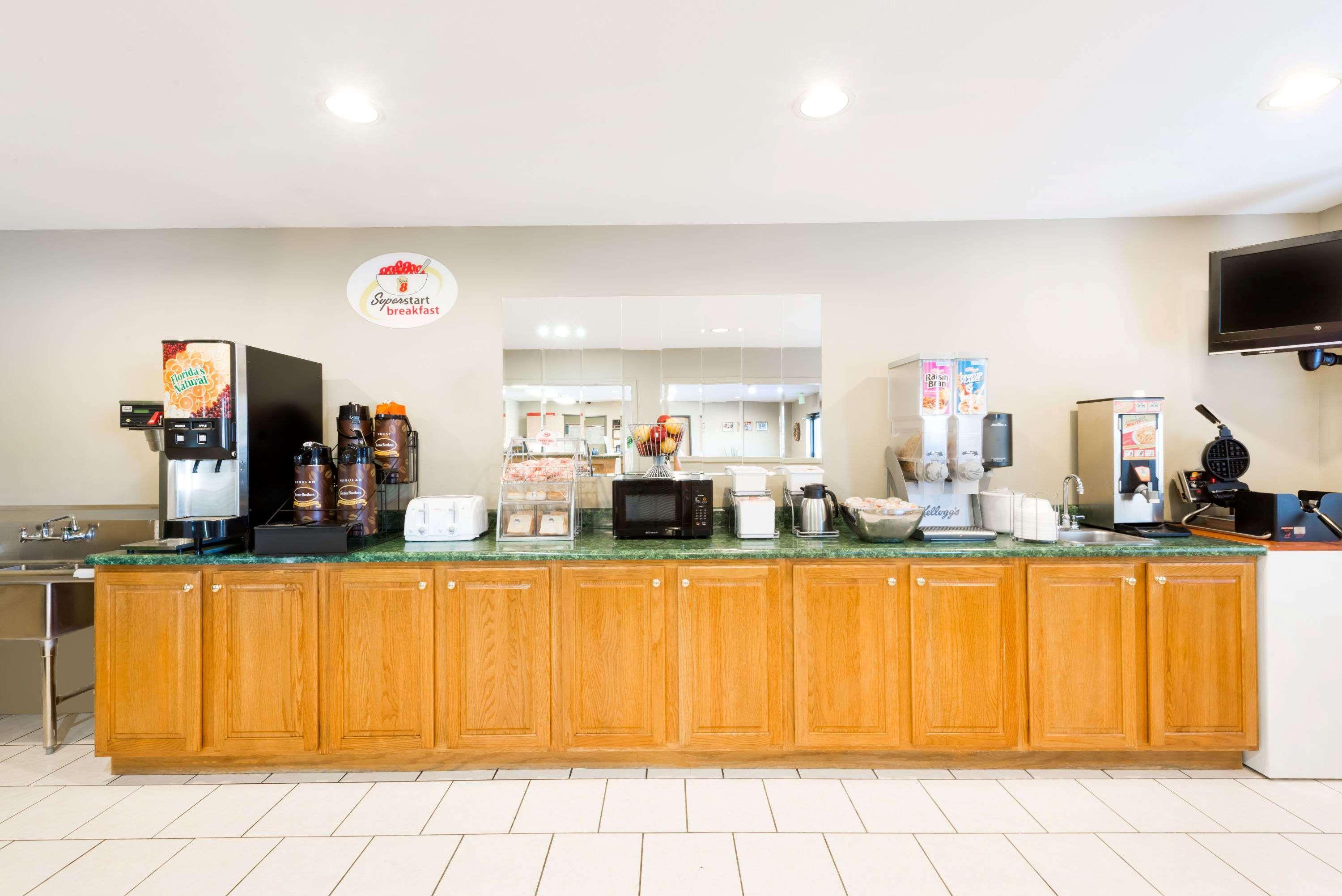 Super 8 By Wyndham Chanute Exterior foto